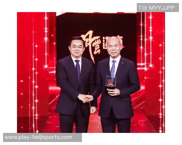 足球明星背后的奋斗与荣耀：从草根到巅峰的传奇人生