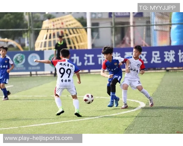 精彩踢足球的视频集锦让你领略足球魅力与技巧的完美结合